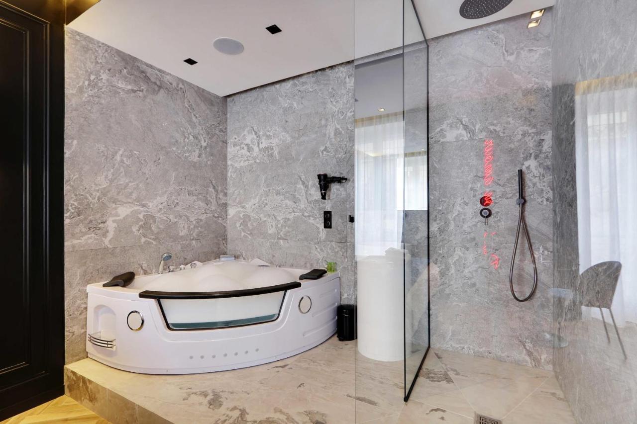 Couples Getaway Unit With Jacuzzi - City Center Paris Exterior foto