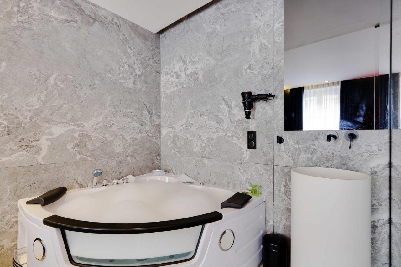 Couples Getaway Unit With Jacuzzi - City Center Paris Exterior foto